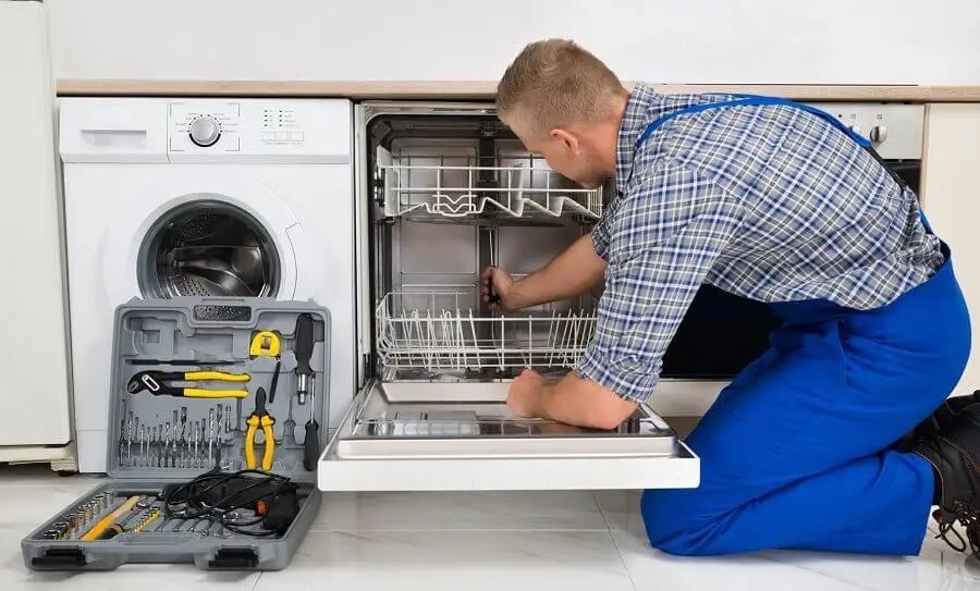 Söğütlü Electrolux servisi teknisyen ekibi beyaz eşya tamiri yaparken